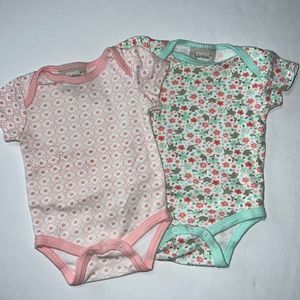 🛍👛Cute Little Girls ( Bundle Of 2 ) Onesie Size 0-3 months 🛍👛